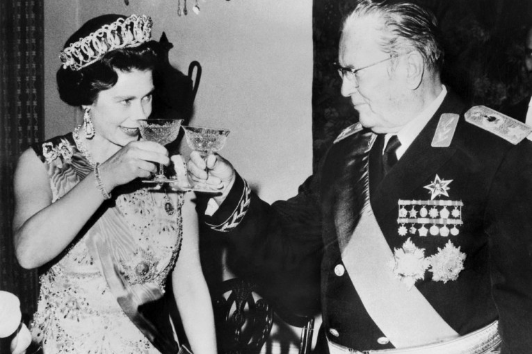 Kraljica Elizabeta posetila je Tita u Beogradu davne 1972: Evo zašto su je kritikovali i zašto su žabe obeležile njen dolazak (VIDEO)
