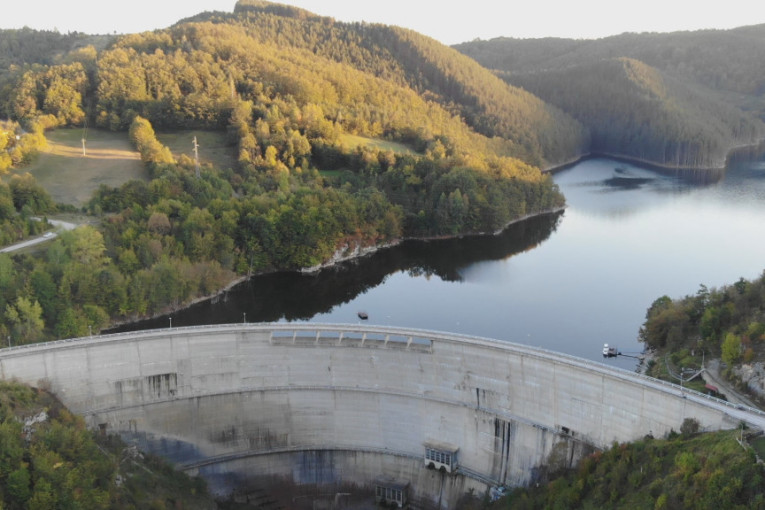 I dalje se traga za telom muškarca u jezeru kod Užica: Ronilačke ekipe na terenu, čeka se žandarmerija!