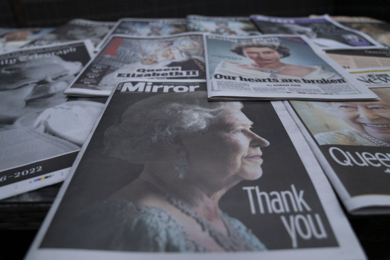 "Naša voljena kraljica je mrtva": Kako su se britanske novine oprostile od Elizabete II
