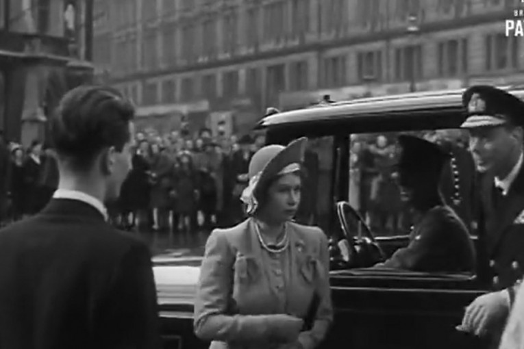 Istorijski snimak iz 1945. godine! Kraljica Elizabeta II se upoznaje sa kraljem Petrom (VIDEO)