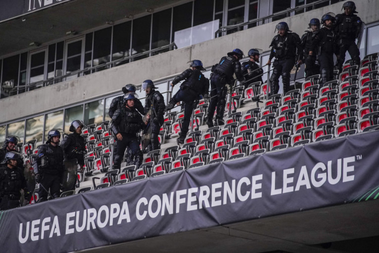 UEFA pokreće istragu protiv Partizanovog rivala: Navijači zaustavili fudbal, organizatori u problemu (VIDEO)