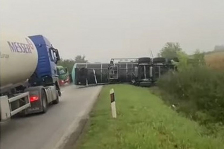 Prevrnuo se kamion na Iriškom vencu: Došlo do oštećenja na cisterni - curi nafta!