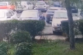 Bizaran snimak nesreće u Smederevu: Izgubio kontrolu nad vozilom, okretao se po parkingu, pa polupao automobile (VIDEO)