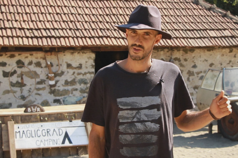 Mladi arheolog zamenio kancelariju životom u prirodi: Miloš pravi nesvakidašnji kamp, pomažu mu volonteri iz celog sveta (FOTO/VIDEO)