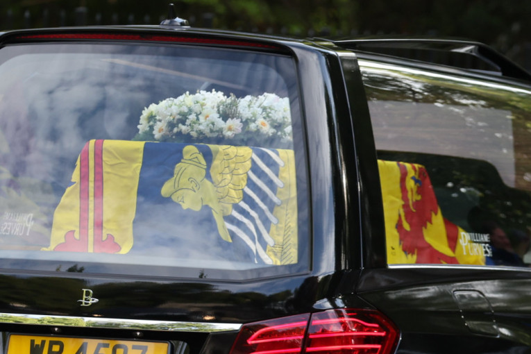 Nijedan cvet na kovčegu Elizabete II nije tu slučajno: Svaki ima posebno značenje, a jedan je bio omiljen kraljici (FOTO)