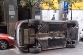Beograđani u šoku - tvrde da je neko "loše parkirao": Automobil prevrnut na bok nasred ulice (VIDEO)