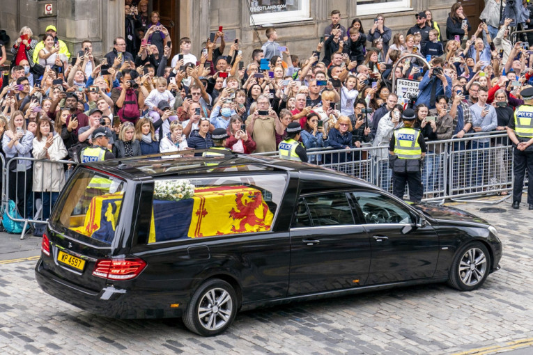 Nijedan cvet na kovčegu Elizabete II nije tu slučajno: Svaki ima posebno značenje, a jedan je bio omiljen kraljici (FOTO)