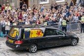 Poslednja stanica pred London: Kovčeg sa kraljicom Elizabetom II stigao u Edinburg, more ljudi na ulicama prestonice Škotske (FOTO)