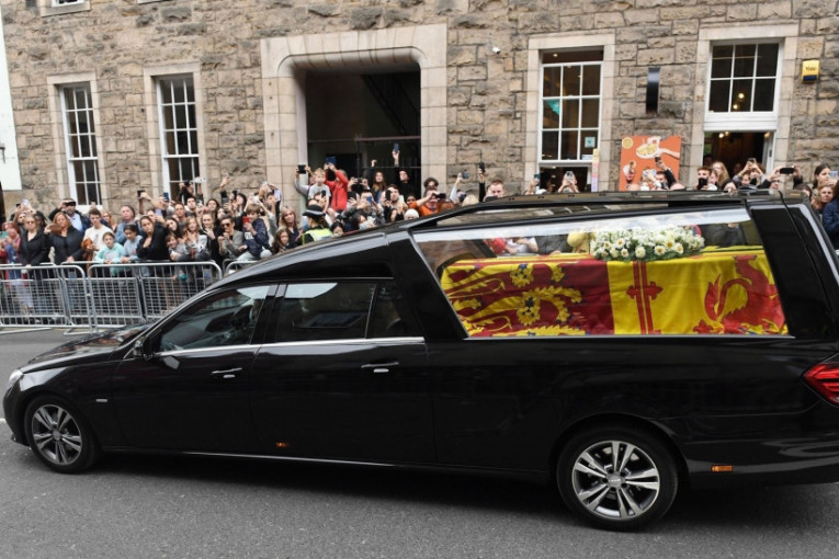 Nijedan cvet na kovčegu Elizabete II nije tu slučajno: Svaki ima posebno značenje, a jedan je bio omiljen kraljici (FOTO)