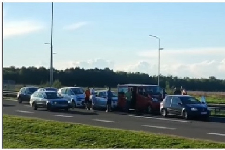 Lančani sudar na auto-putu u Beogradu: U udesu učestvovalo čak šest vozila! (VIDEO)