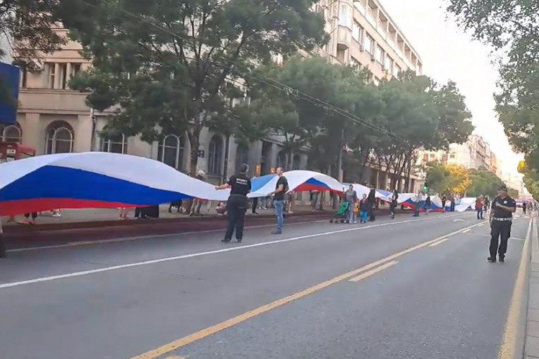Srpska zastava od nekoliko stotina metara razvijena u centru Beograda (VIDEO)