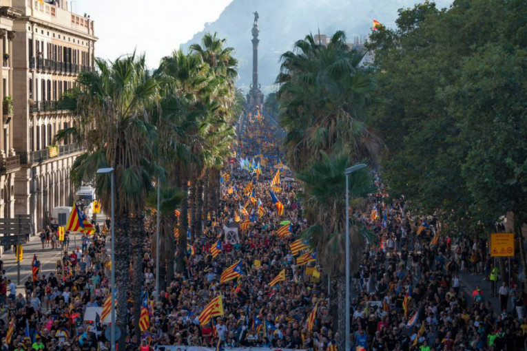 Ludilo u Barseloni: 700.000 ljudi na ulicama, separatisti traže nezavisnost (FOTO/VIDEO)