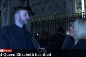 Britanac nije znao da je kraljica umrla, došao da vidi masu: Bizaran snimak - voditeljka ga pitala zašto je pred palatom, odgovor je šokirao