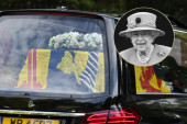 Nijedan cvet na kovčegu Elizabete II nije tu slučajno: Svaki ima posebno značenje, a jedan je bio omiljen kraljici (FOTO)