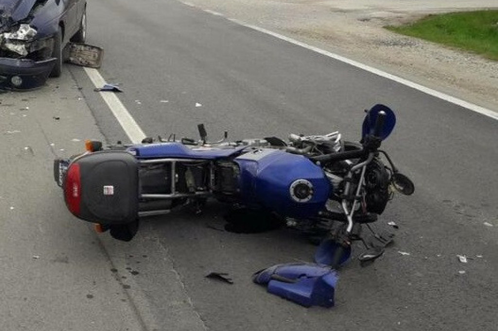 Nesreća na Tošinom bunaru: Automobil pokosio motociklistu, krvav leži na trotoaru