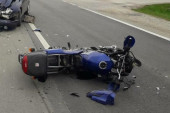 Nesreća na Tošinom bunaru: Automobil pokosio motociklistu, krvav leži na trotoaru