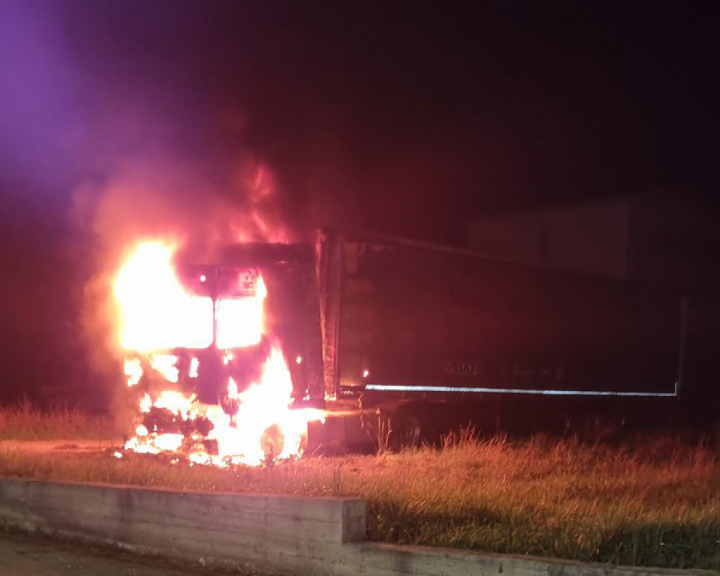 Biznismenu zapaljen kamion u Ražnju! Vatra noćas progutala vozilo, a vlasnik planirao da počne da vozi za Tursku