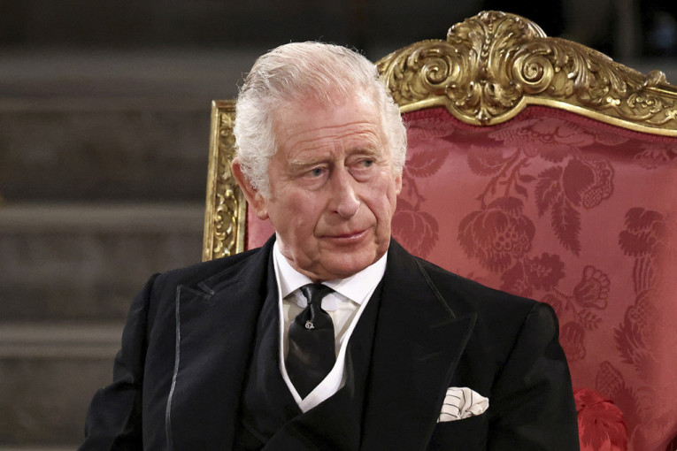 Kralj Čarls III na ivici suza u parlamentu: Dirnuli ga povici političara i zvanica, pa im se obratio (FOTO)