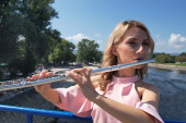 Njena muzika oduševila je mase na instagramu: Kad Tijana svira i hit leta "Vasko žabata" zvuči sofisticirano (FOTO)