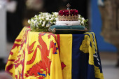 Kovčeg sa telom kraljice Elizabete II stiže u London: Za 18. septembar organizovan "Nacionalni minut ćutanja"