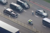 Jeziva scena na putu - Britanija se zatresla od straha: Čovek izleteo pred automobil kralja Čarlsa III (VIDEO)