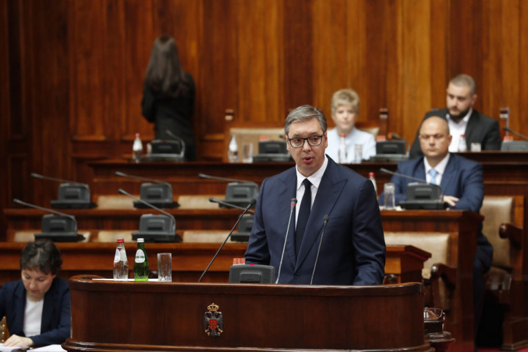 Vučić o scenama u Skupštini: Nadali su se da će "obrisati patos" sa predsednikom, ali to se nije desilo