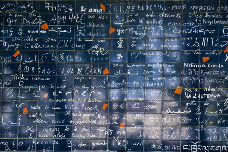 Na zidu ljubavi u Parizu “VOLIM TE” je napisano na 311 jezika
