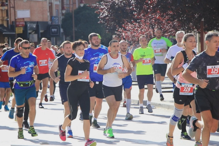 Čačak trči, pravi sportski praznik u gradu na Moravi: Zakazan četvrti po redu Čačanski polumaraton, učestvuju i deca i odrasli (FOTO)