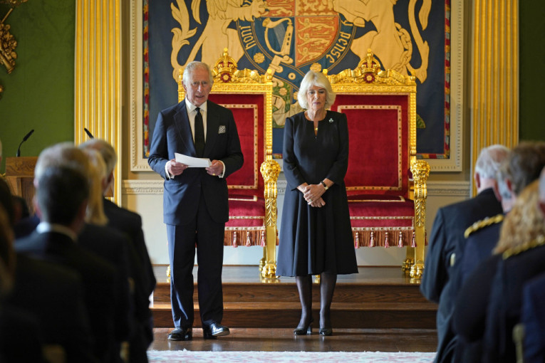 Kralj Čarls pobesneo u uživo programu! "Ne mogu da podnesem ovu prokletu stvar, svaki put isto" (VIDEO)