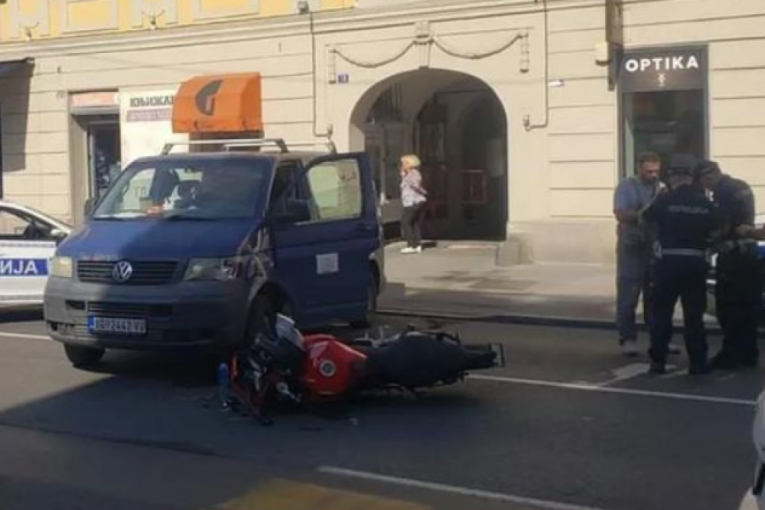 Oboren motociklista u Zemunu: Naleteo na kombi, odvezla ga hitna pomoć! (FOTO)