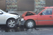 Stravičan sudar na Voždovcu: Oba automobila znatno oštećena