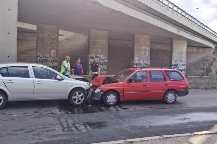 Saobraćajna nesreća u Nišu - troje povređenih: "Fordom" ušao u kontra smer i direktno se zakucao u "opel" (FOTO)