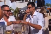 Ode Novak u pevače! Dohvatio mikrofon na bratovoj svadbi, zvanice ga kite parama! (VIDEO)