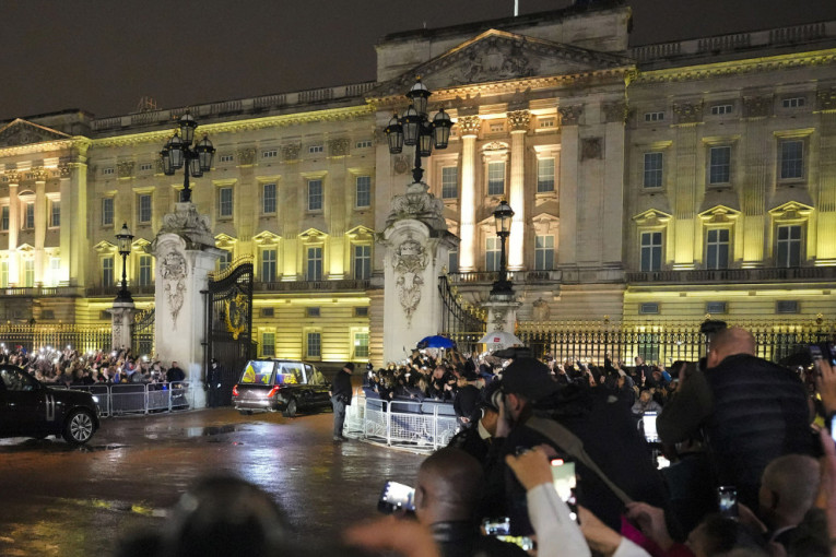 Pasoši, novčanice, himna, kulturne ustanove - šta će sve morati da se menja u Velikoj Britaniji nakon smrti kraljice Elizabete Druge?