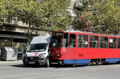 Saobraćajka u Bulevaru kralja Aleksandra: Sudarili se kombi i tramvaj (FOTO)