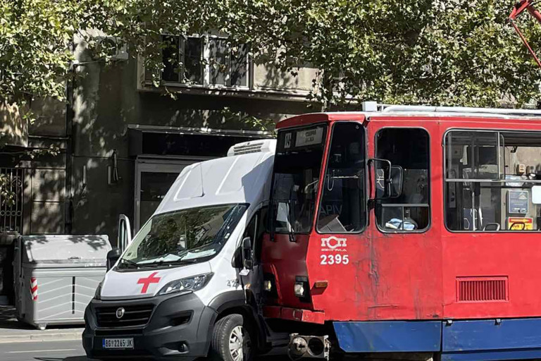 Sudarili se tramvaj i vozilo Hitne pomoći u centru Beograda