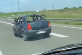 Dosad neviđena scena na srpskom auto-putu: Čovek kod Dobanovaca vozi potpuno smrskan automobil, bez prozora! (VIDEO)