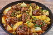 Recept dana: Ćufte u paradajz sosu sa krompirom - jednostavno jelo najfinijeg ukusa u kome će uživati cela porodica (VIDEO)