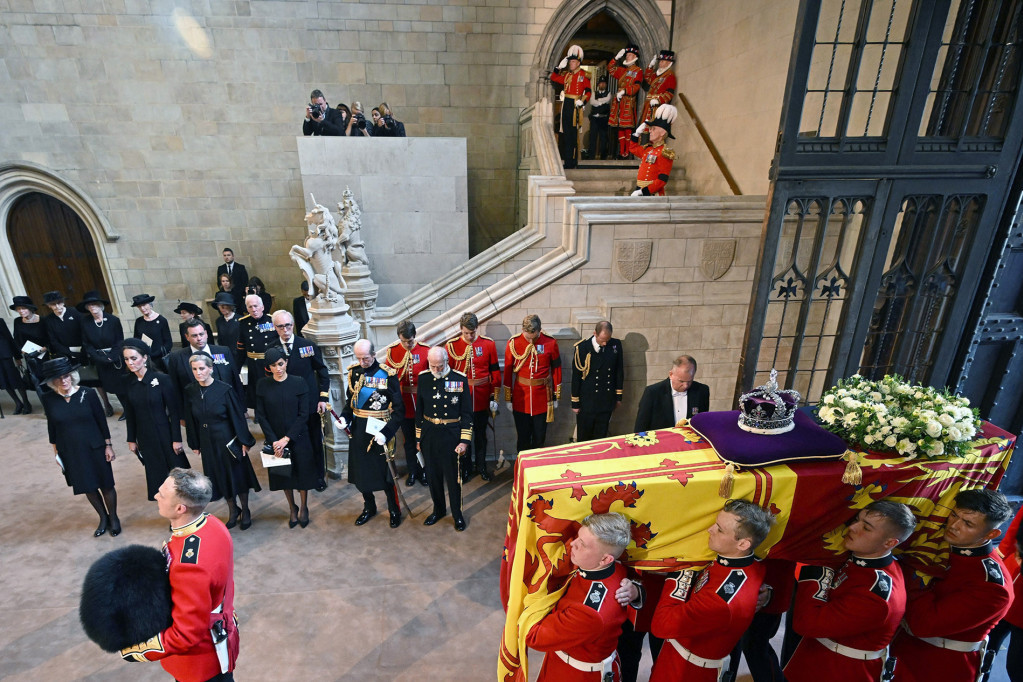 Kovčeg sa telom kraljice stigao u Vestminstersku opatiju: Prinčevi Vilijam i Hari kao nekada kada su sahranjivali majku (FOTO/VIDEO)