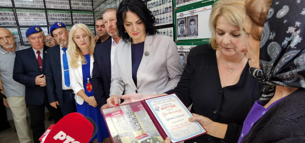 "Slike govore istinu, nad našim najbližima počinjen je zločin": Snežana na Kosovu izgubila oca i brata, a danas im Niš odao počast (FOTO)