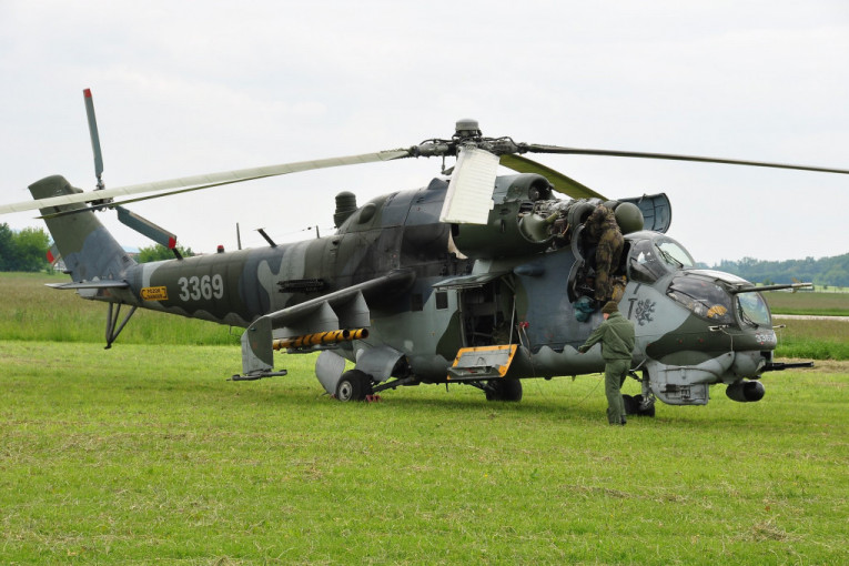 Moćni helikopteri iznad Srbije: Srpski piloti dobili ruske „leteće tenkove“ (VIDEO)