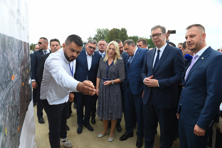 Vučić na svečanosti u Republici Srpskoj, vijore se zastave kod Pavlovića mosta: Samo putevi i pruge ostaju iza nas (FOTO/VIDEO)
