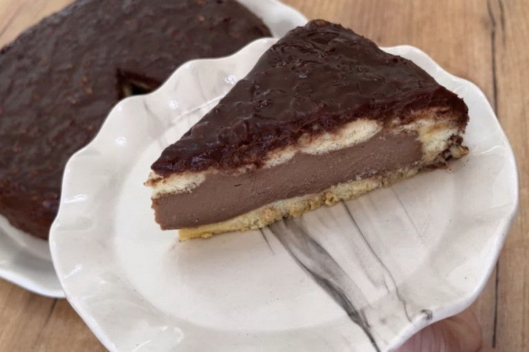 Recept dana: Čokoladna torta sa piškotama - tako lagana i kremasta, sa krckavom glazurom prepunom oraha, nestaće sa stola očas posla (VIDEO)