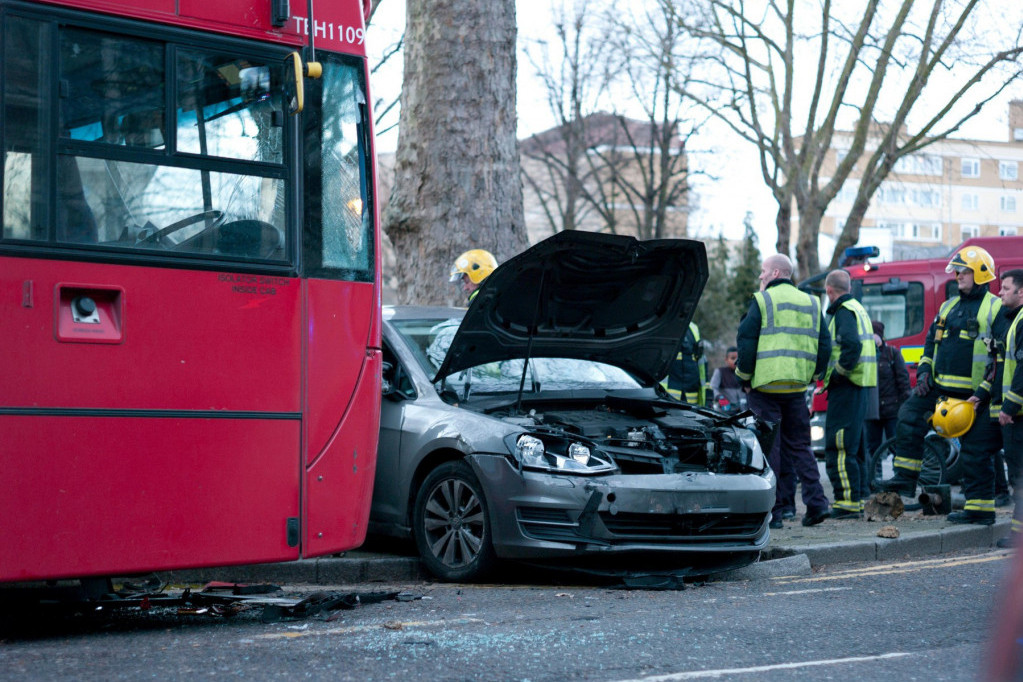 Jeziv sudar autobusa i automobila kod Kraljeva: Poginuo vozač, troje putnika povređeno!