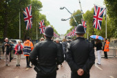 Krvavi napad u Londonu: Dva policajca izbodena na ulici! (VIDEO)