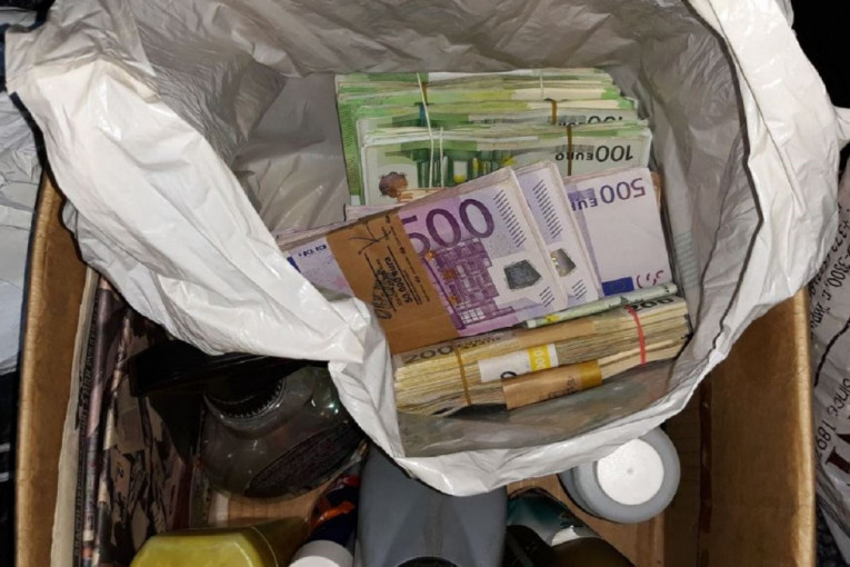 Moldavac nelegalno pokušao da iznese više od 300.000 evra iz Srbije! U rutinskoj kontroli carinici pronašli sumnjivu kutiju (FOTO)