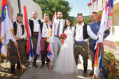 Ne jedan, ne dva, čak pet barjaktara došlo je po Jovanu: Nesvakidašnja svadbena povorka, mlada u suzama radosnicama dočekala svatove (FOTO)
