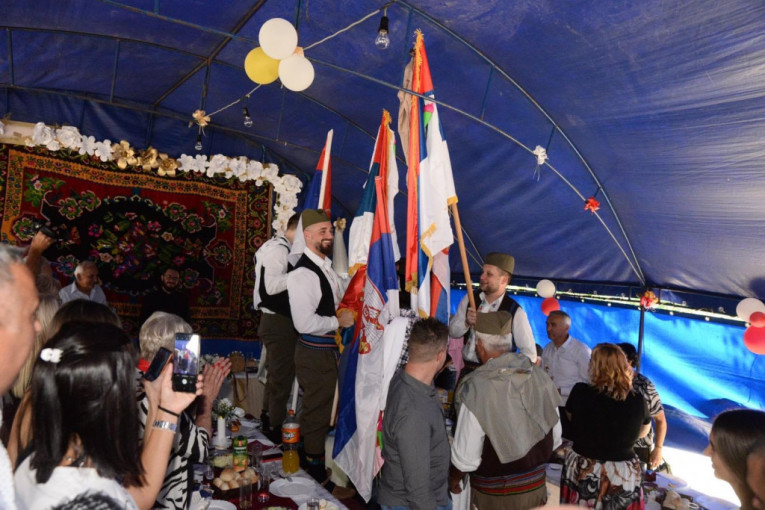 Ne jedan, ne dva, čak pet barjaktara došlo je po Jovanu: Nesvakidašnja svadbena povorka, mlada u suzama radosnicama dočekala svatove (FOTO)