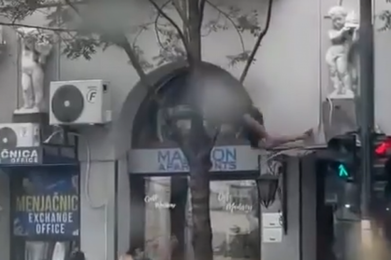 Uznemirujući snimak iz centra Beograda: Spuštao se sa terase, pa pao direktno na leđa! (VIDEO)