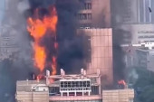Ogroman požar zahvatio neboder u Kini: Ljudi bežali s lica mesta dok su plameni ostaci padali s gornjih spratova solitera (VIDEO)